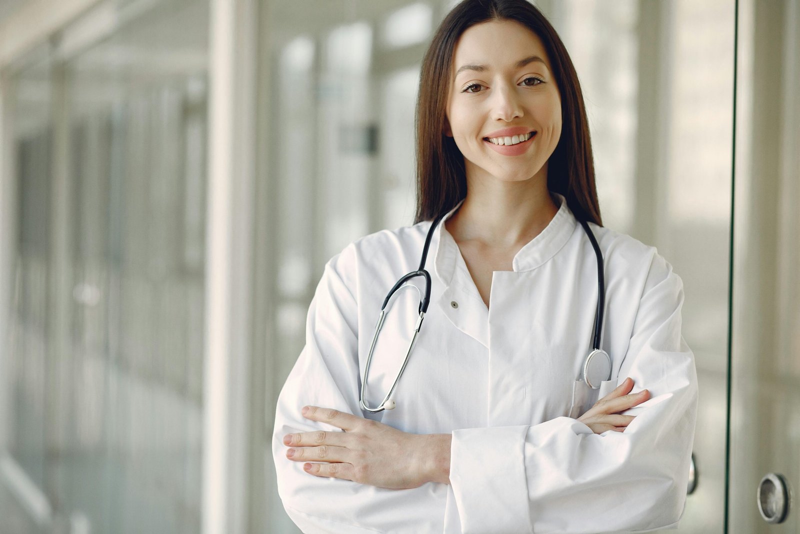 📍 Guia PetTech: Onde encontrar Veterinário 24 Horas na Freguesia do Ó em 2026? Portrait of a smiling female doctor with arms crossed and stethoscope in a hospital corridor.